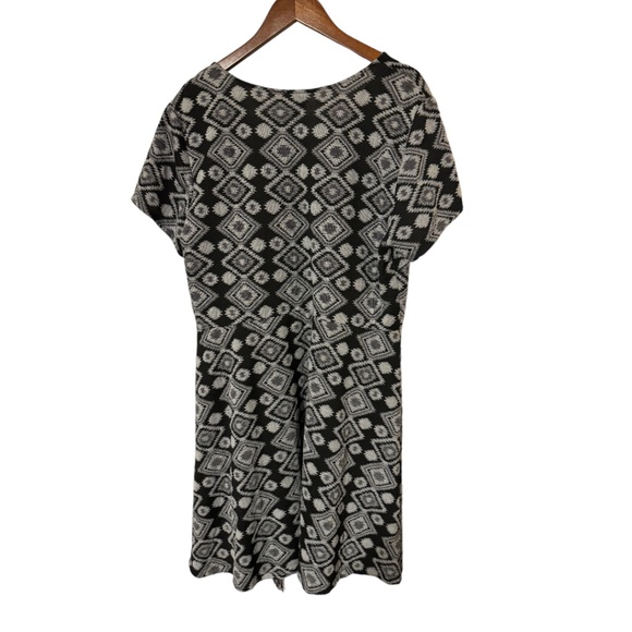 Every Body Every Wear Black & White Plus Fringe Detail Geo Print Dress Size 1X - Picture 4 of 5